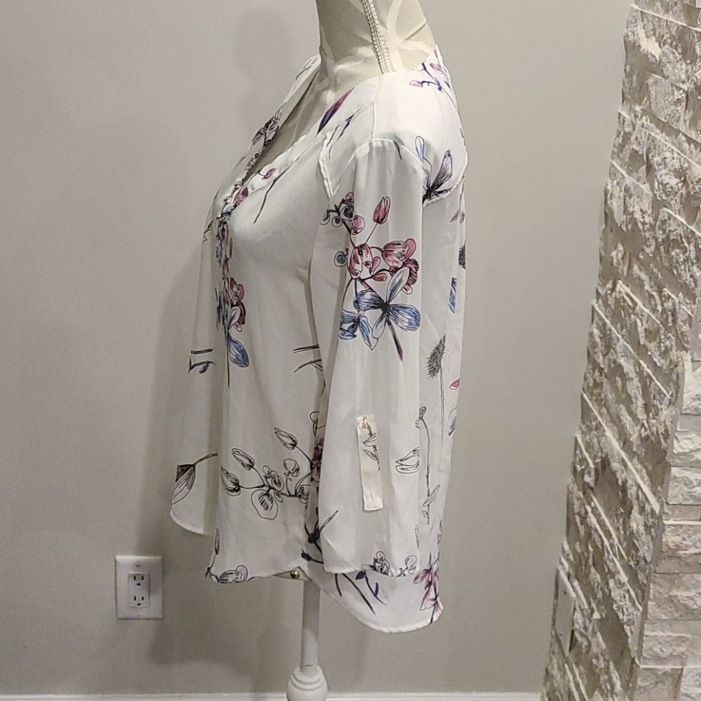 Dynamite semi-sheer floral blouse - Picture 3 of 8